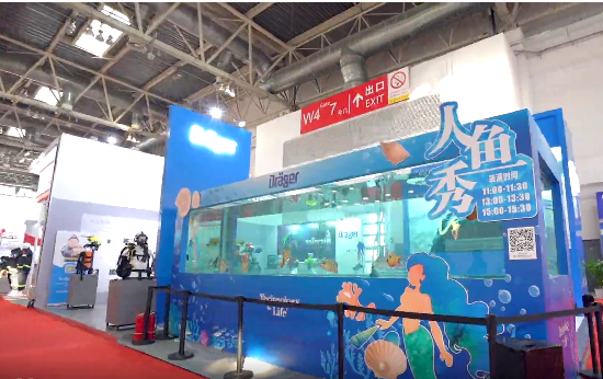 消防展第一天,德?tīng)柛癯棘F(xiàn)場(chǎng)與美人魚(yú)親密接觸