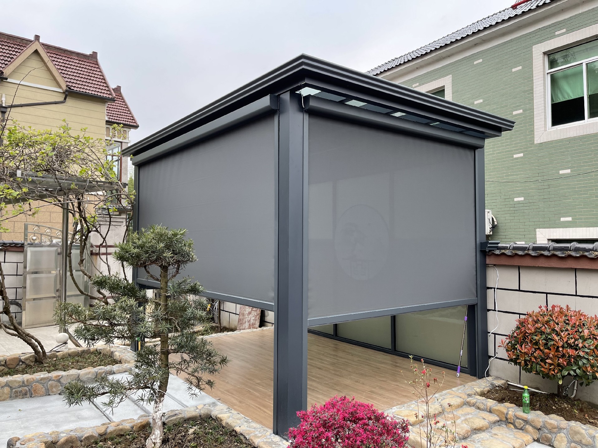 電動防風防雨卷簾配鋁合金涼亭